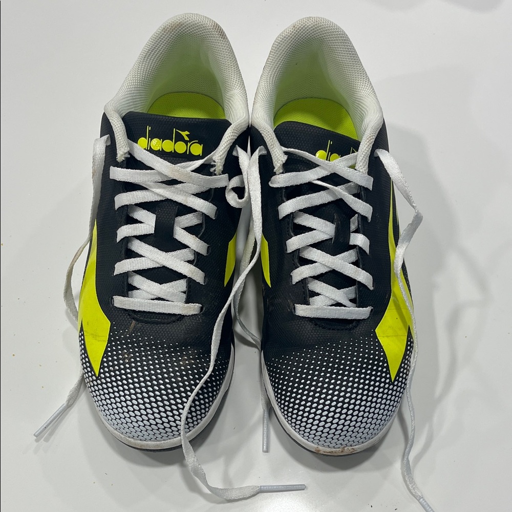 Diadora kids black and neon yellow futsal/turf shoes (4.5)